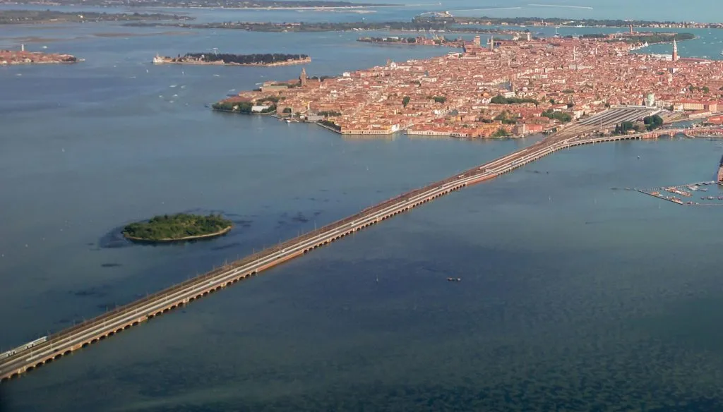 Come Arrivare a Venezia e Raggiungere “On The Canalside”: Tre Modi Comodi e Pratici